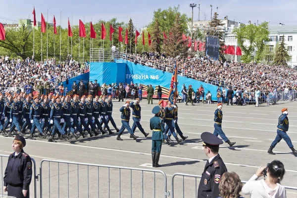 Russische Soldaten marschieren bei der Parade am jährlichen Siegestag, Mai, — Stockfoto