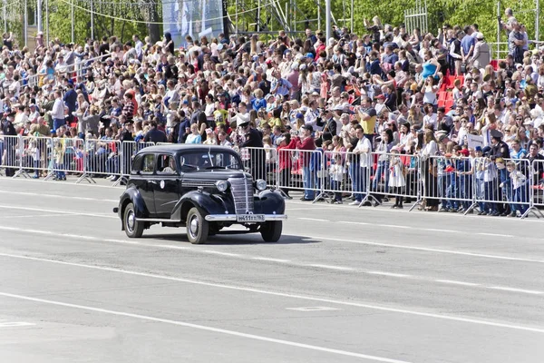 Military transport at the parade on annual Victory Day, May, 9, — Stock Photo, Image