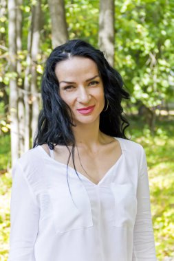 Esmer, uzun saçlı.