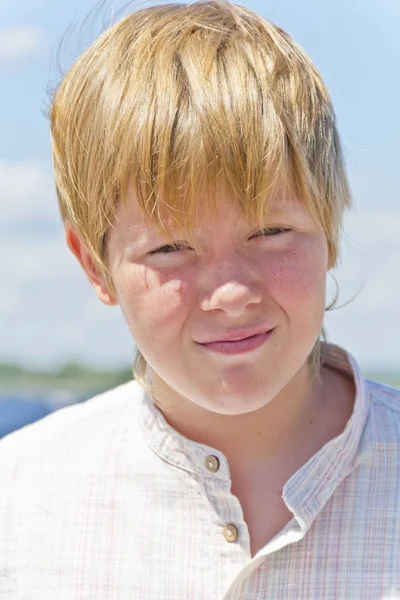 Porträtt av allvarlig pojke på blå himmel — Stockfoto