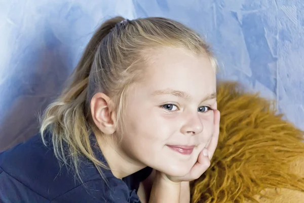 Χαριτωμένο λευκό κορίτσι με τα ξανθά μαλλιά — Φωτογραφία Αρχείου