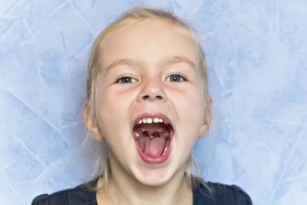 Sarışın saçlı sevimli beyaz kız