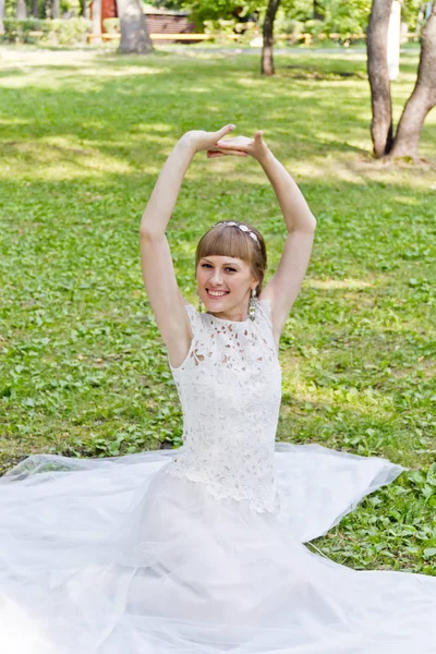 夏の時間の白いレースのドレスの美しい花嫁 — ストック写真