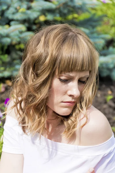 Portrait de jeune femme aux cheveux blonds — Photo