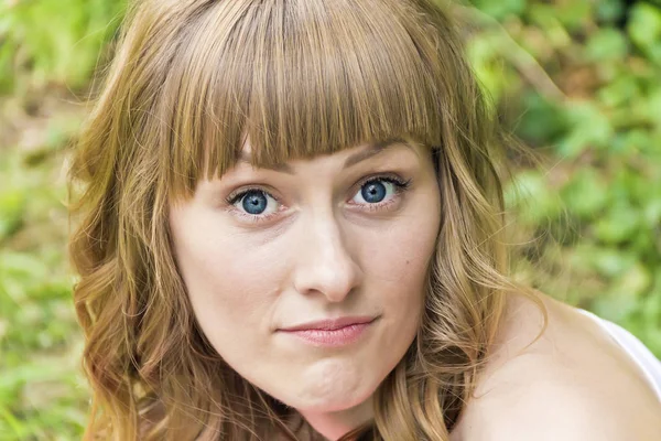 Mujer joven con grandes ojos azules abultados — Foto de Stock