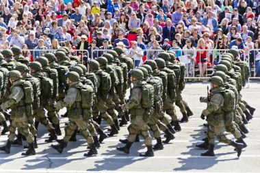 Rus askerleri geçit töreninde yıllık zafer gününde, Mayıs Mart,