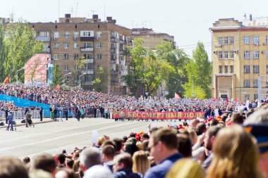 Yıllık zafer üzerine ölümsüz alayın insanlarda alay 