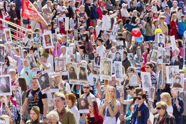 Yıllık zafer üzerine ölümsüz alayın insanlarda alay 