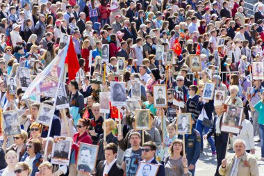 Yıllık zafer üzerine ölümsüz alayın insanlarda alay 