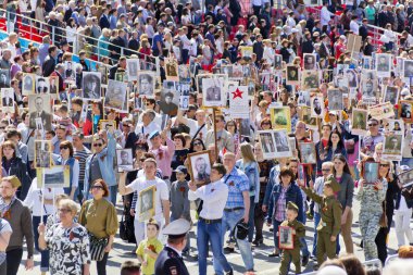 Yıllık zafer üzerine ölümsüz alayın insanlarda alay 