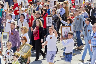 Yıllık zafer üzerine ölümsüz alayın insanlarda alay 