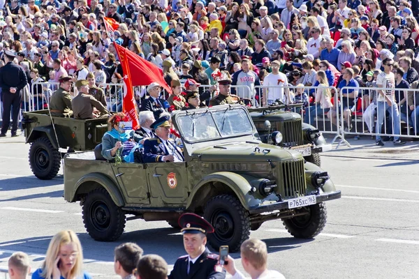 俄国退伍军人在庆祝在游行每年胜利天, — 图库照片