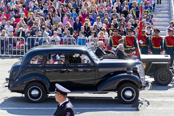 Russische militaire vervoer aan de parade op jaarlijkse dag van de overwinning, — Stockfoto