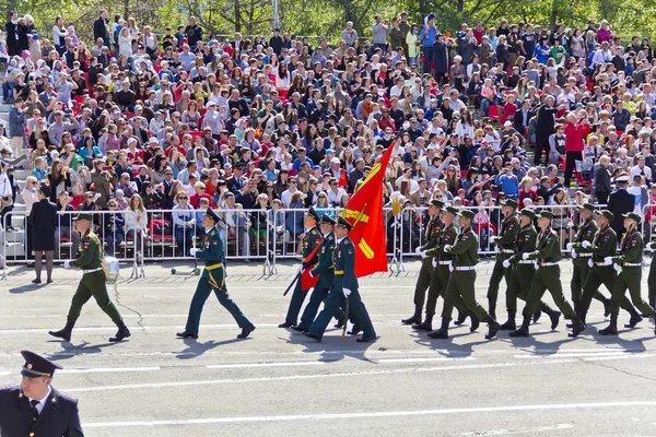 Rus askerleri geçit töreninde yıllık zafer gününde, Mayıs Mart, — Stok fotoğraf