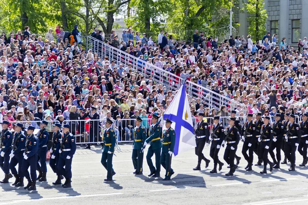 Rus askerleri geçit töreninde yıllık zafer gününde, Mayıs Mart, — Stok fotoğraf