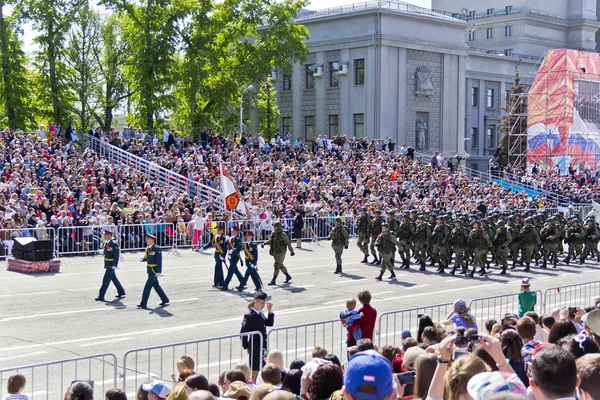 Ryska soldater marschera på paraden på årliga Segerdagen, maj, — Stockfoto