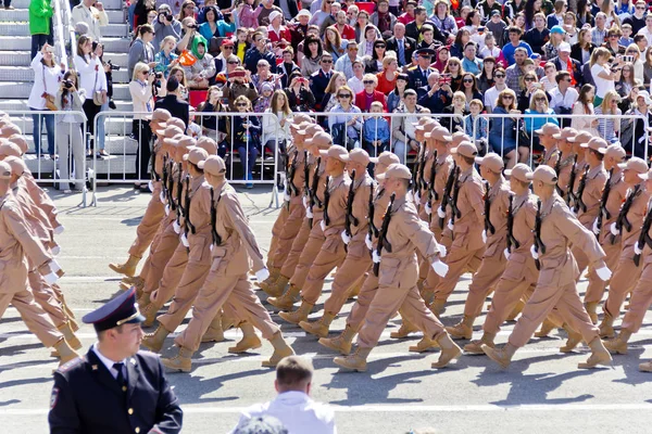 Russische Soldaten marschieren bei der Parade am jährlichen Siegestag, Mai, — Stockfoto