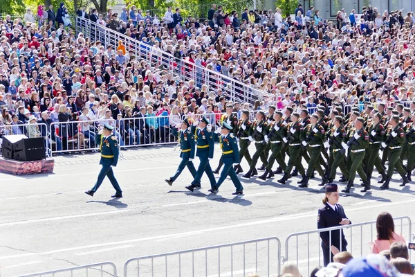 俄罗斯士兵行军会操年度胜利纪念日，5 月, — 图库照片
