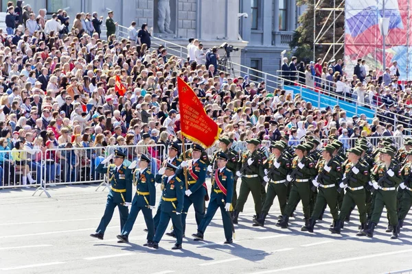 Русские солдаты маршируют на параде в День Победы, май , — стоковое фото