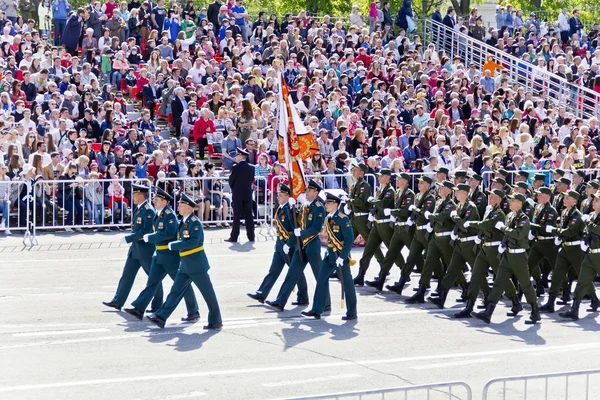 Russische soldaten maart op de parade op jaarlijkse dag van de overwinning, mei, — Stockfoto