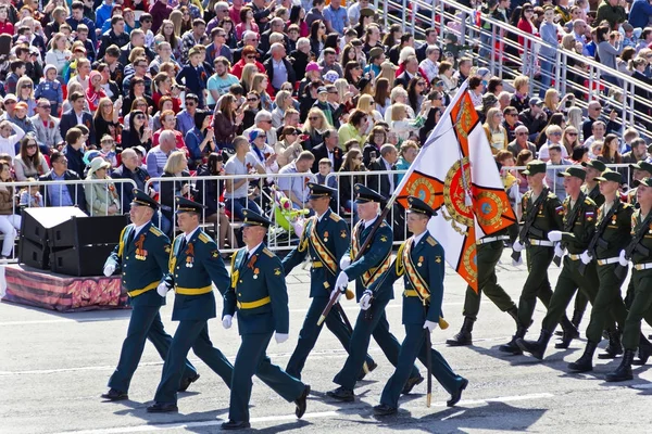 Russian soldiers march at the parade on annual Victory Day, May, — Stock Photo, Image