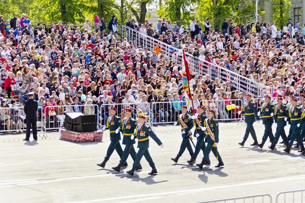 Russian soldiers march at the parade on annual Victory Day, May, — Stock Photo, Image