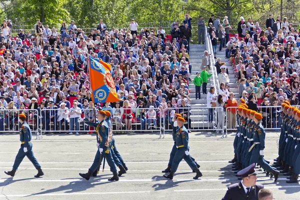 Soldados rusos marchan en el desfile el Día de la Victoria anual, mayo , —  Fotos de Stock