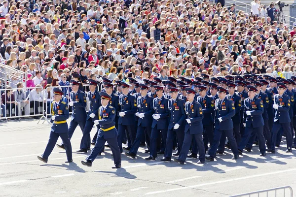 Russische soldaten maart op de parade op jaarlijkse dag van de overwinning, mei, — Stockfoto