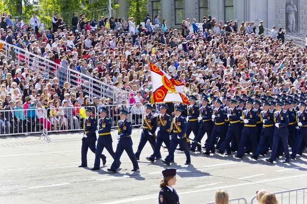 Russische soldaten maart op de parade op jaarlijkse dag van de overwinning, mei, — Stockfoto