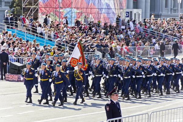 Russische soldaten maart op de parade op jaarlijkse dag van de overwinning, mei, — Stockfoto