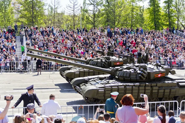 Rosyjski wojskowy transport na paradzie na doroczny dzień zwycięstwa, — Zdjęcie stockowe