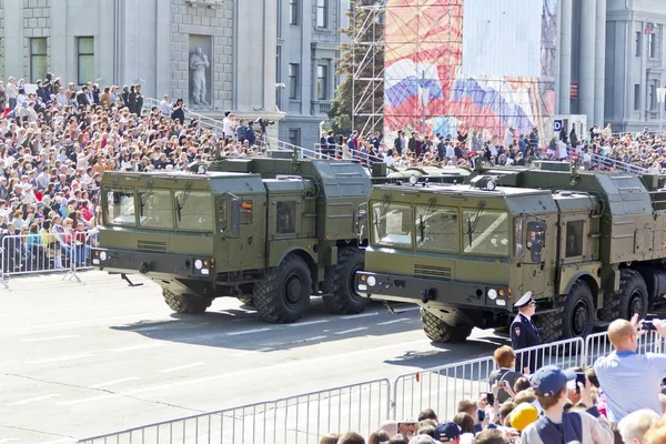 Transporte militar russo no desfile no Dia da Vitória anual , — Fotografia de Stock