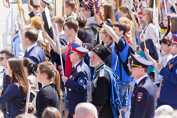 Processie van de mensen in de onsterfelijke Regiment op jaarlijkse overwinning — Stockfoto