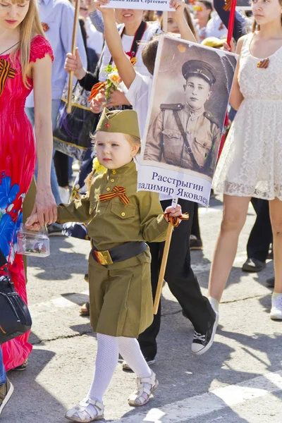 Procession of the people in Immortal Regiment on annual Victory — Stock Photo, Image