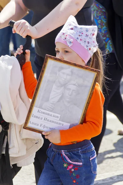 Yıllık zafer üzerine ölümsüz alayın insanlarda alay 