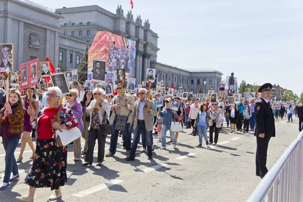 Yıllık zafer üzerine ölümsüz alayın insanlarda alay 