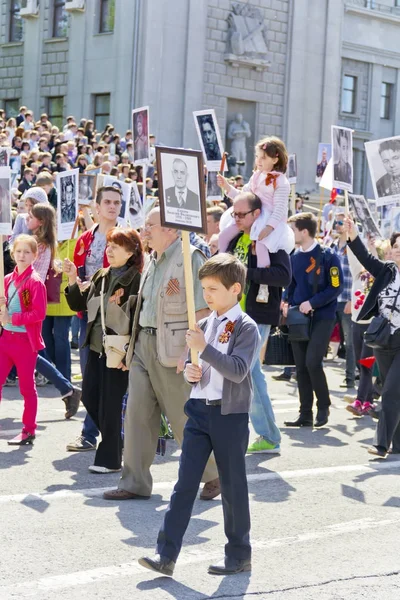 Yıllık zafer üzerine ölümsüz alayın insanlarda alay 