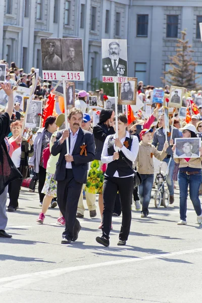 Yıllık zafer üzerine ölümsüz alayın insanlarda alay 