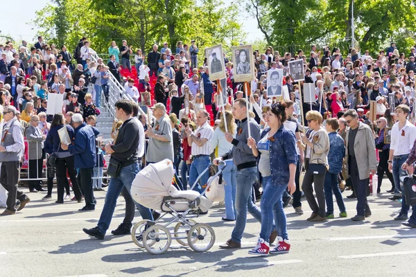 Yıllık zafer üzerine ölümsüz alayın insanlarda alay 