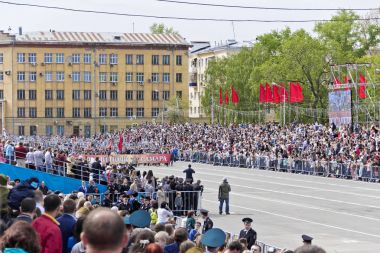 Yıllık zafer üzerine ölümsüz alayın insanlarda alay 
