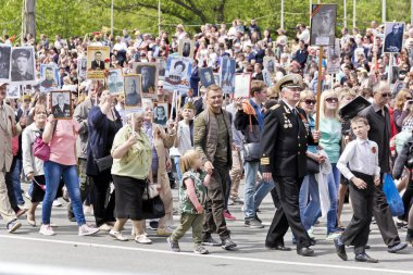 Yıllık zafer üzerine ölümsüz alayın insanlarda alay 