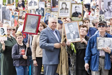 Yıllık zafer üzerine ölümsüz alayın insanlarda alay 