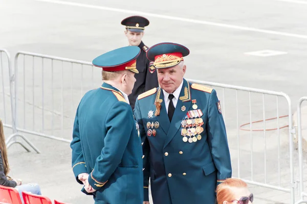 Meeting of old friends on celebration on annual Victory Day, May — Stock Photo, Image