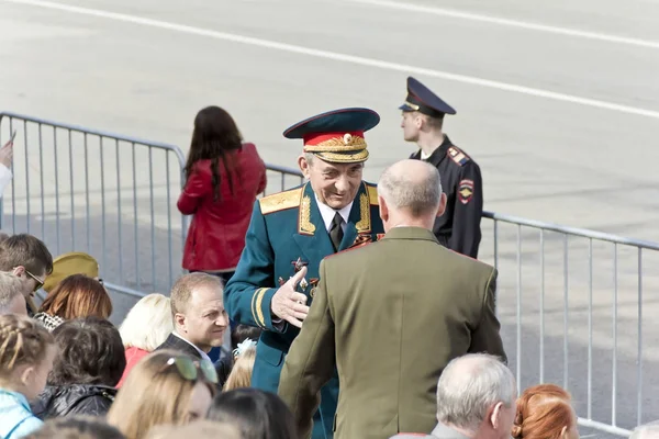 Meeting of old friends on celebration on annual Victory Day, May — Stock Photo, Image