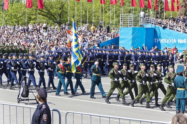 Russische Soldaten marschieren bei der Parade am jährlichen Siegestag, Mai, — Stockfoto