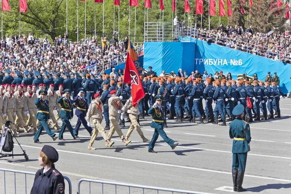 Russische Soldaten marschieren bei der Parade am jährlichen Siegestag, Mai, — Stockfoto