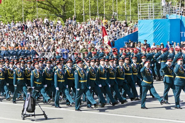 Russische Soldaten marschieren bei der Parade am jährlichen Siegestag, Mai, — Stockfoto