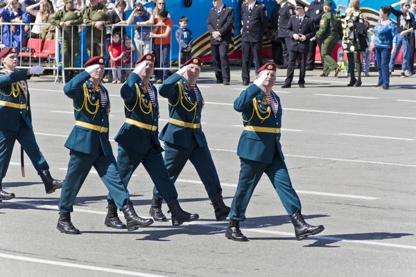 Soldados rusos marchan en el desfile el Día de la Victoria anual, mayo , — Foto de Stock