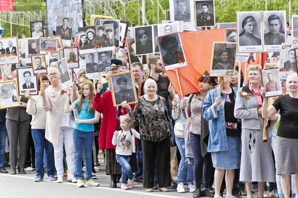 Yıllık zafer üzerine ölümsüz alayın insanlarda alay 