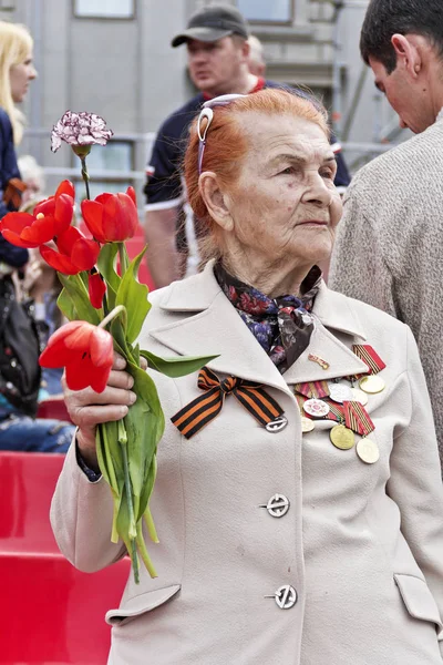 Woman is Russian veteran on celebration at the parade annual Vic — Stock Photo, Image